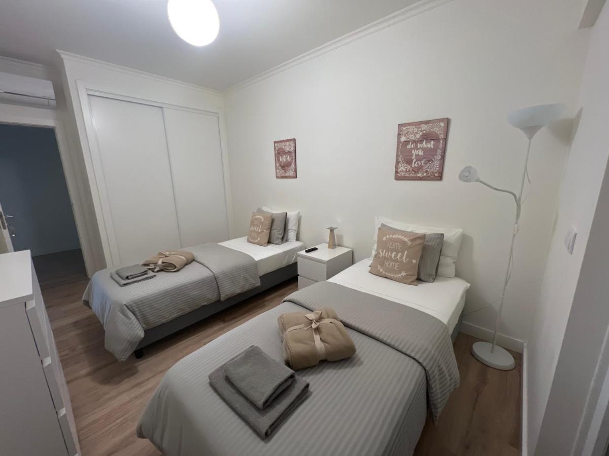 Quarto em Acomodações Particulares Modern Twin With A Balcony Montijo